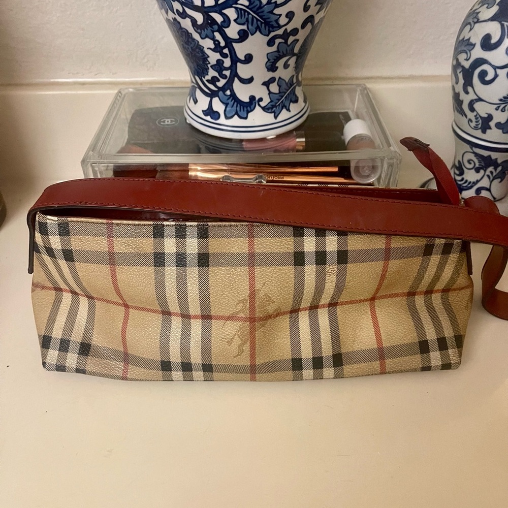 Burberry Authentic shoulder bag.